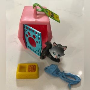 Vintage 1992 Littlest Pet Shop Frisky Kitty with Cozy Carrier Cat Playset.